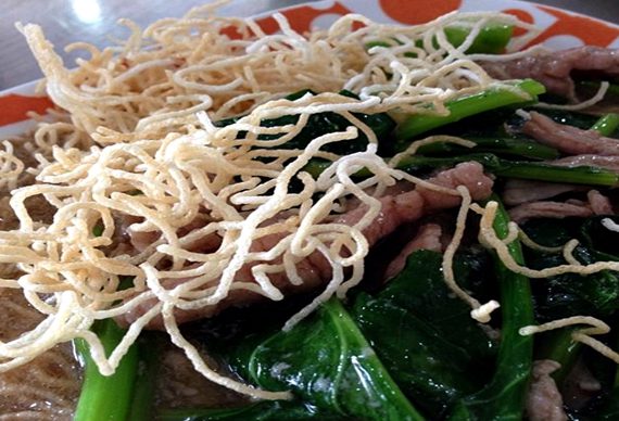 ร้าน "ราดหน้า ยอดผักเมืองทอง" อิ่มอร่อย