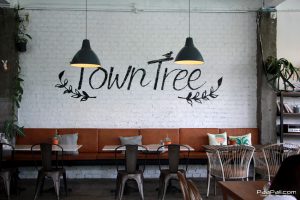 รีวิว: พาไปกินข้าวร้าน Town Tree มีดีที่บรรยากาศ และรสชาติอาหารที่ลงตัว