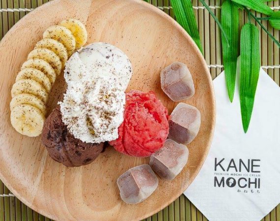 อร่อยฟรุ้งฟริ้งกับโมจิคลายร้อนสอดไส้ไอศกรีมที่ร้าน Kanemochi Cafe