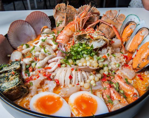 ยกพลขึ้นบกกับ "ร้านก๋วยเตี๋ยวไง"  เตี๋ยวชามยักษ์ที่จัดมาให้ได้ลอง!!