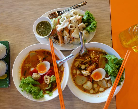 ตามรอยความอร่อย "มาม่าต้มยำแซ่บซี๊ดถึงใจ" แบบฉบับ "รวยแซ่บ ก๋วยเตี๋ยวต้มยำไข่หวาน"