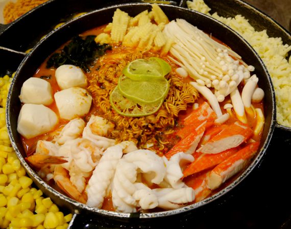 ตามรอยความอร่อย "มาม่าจานบินฟินไม่หวงเครื่อง" ที่ร้านแสนแซ่บ