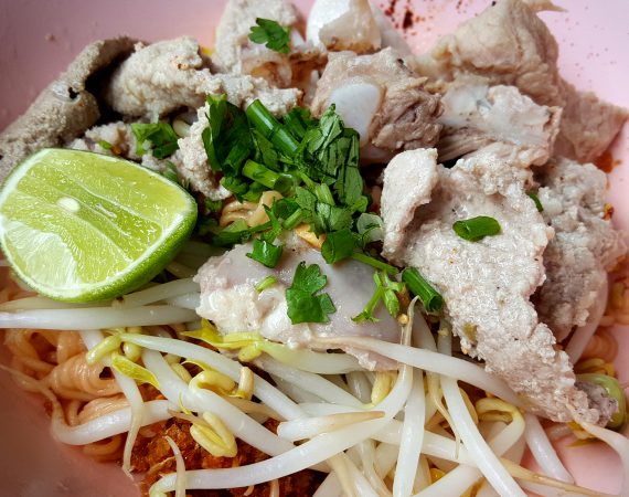 พาไปชิม "มาม่าต้มยำ" ร้านป้าต้อย เครื่องแน่นรสแซ่บโดนใจไม่ต้องปรุง!!