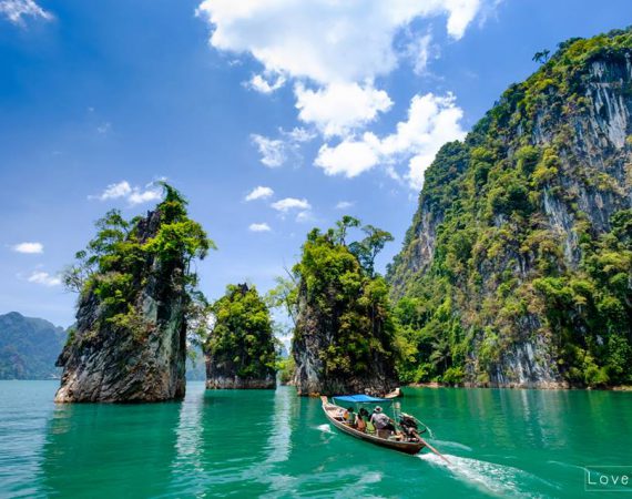 หนีร้อนไปนอนแพที่ "เขื่อนเชี่ยวหลาน" กันไหม? น้ำใสๆ สีเขียวมรกต สวยราวกับไปเที่ยวทะเลเลยทีเดียว