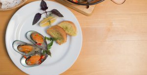 พาไปเข้าครัวทำเมนูง่ายๆ ทานได้เองที่บ้าน … หอยแมลงภู่อบต้มยำไวน์ขาว