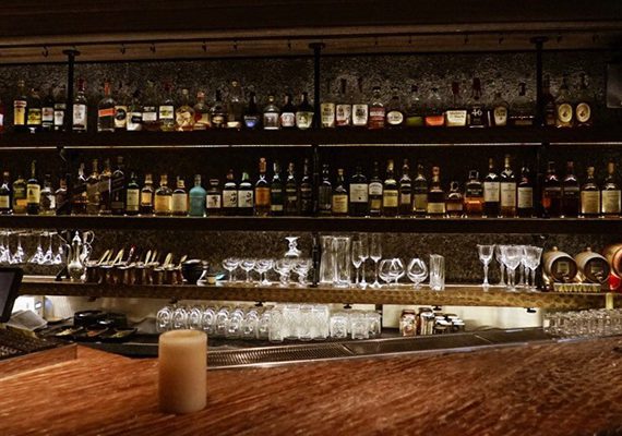 พาไปรีวิว "Eat Me Restaurant" ร้านอาหารเก่าแก่ในซอยคอนแวนท์ – สีลม