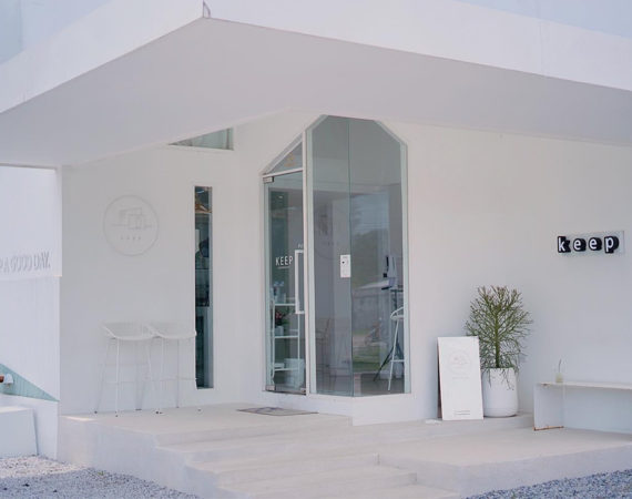 Keep Coffee X Cafe คาเฟ่เรขาคณิตโทนสีขาวออกสไตล์มินิมอล