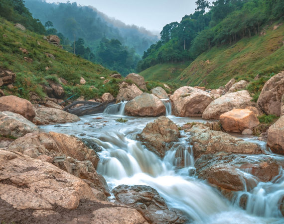 ชุ่มฉ่ำไปกับสายฝนที่ “น้ำตกช่องลม” ล่องเรือ เที่ยวน้ำตก ชมธรรมชาติ