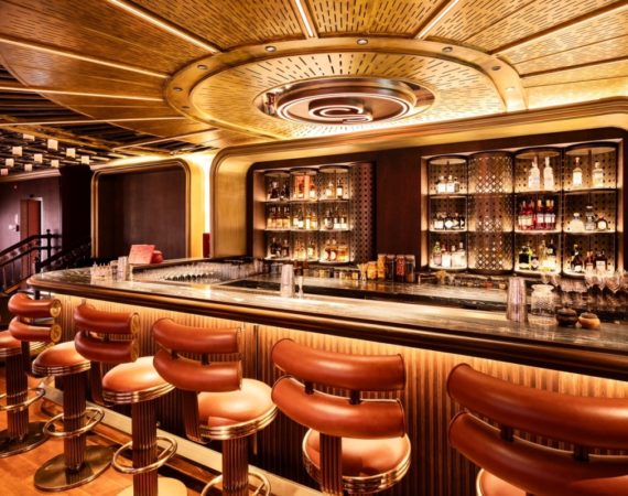 เปิดวาร์ปบาร์ (ไม่) ลับ ‘The O.S.S. Bar’ บาร์สวยไวบ์ดี ติดริมน้ำใจกลางกรุงเทพฯ