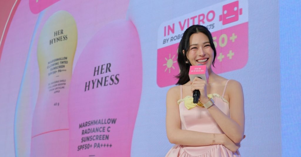 "Sis หลิง" หลิงหลิง คอง ทลายทุกขีดจำกัดแห่งแดด ควงแชมป์กันแดดใหม่ HER HYNESS Marshmallow Sunscreen ฉลองแบรนด์แอมบาสเดอร์อีกสมัย