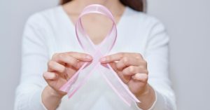 ไม่เจ็บ ไม่มีก้อน ≠ ปลอดภัย! แพทย์ รพ.วิมุต เผยสัญญาณมะเร็งเต้านมที่หลายคนมองข้าม พร้อมแนะวิธีตรวจคัดกรองที่ถูกต้องตามวัย