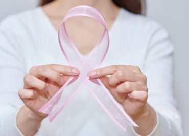 ไม่เจ็บ ไม่มีก้อน ≠ ปลอดภัย! แพทย์ รพ.วิมุต เผยสัญญาณมะเร็งเต้านมที่หลายคนมองข้าม พร้อมแนะวิธีตรวจคัดกรองที่ถูกต้องตามวัย