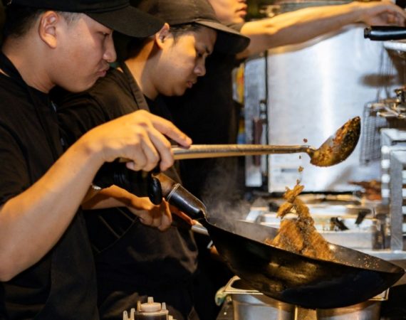 SOMSAK ปลุกกระแส Social Dining ผ่านคืนสุดเดือด 'The Esarn Remix' ที่ทำให้ทุกคนลืมมื้อค่ำแบบเดิมไปตลอดกาล